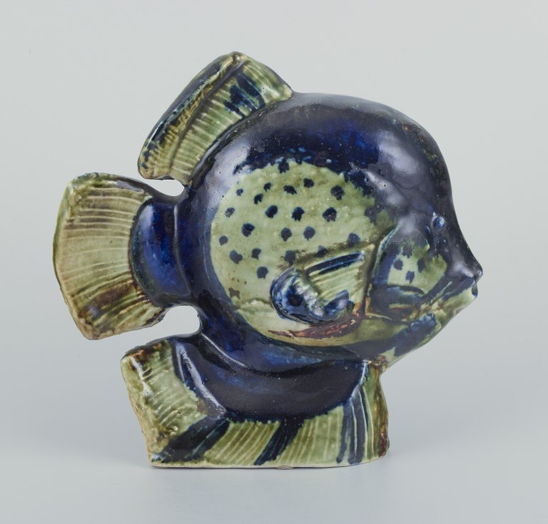 Carl Harry Stålhane for Designhuset, Sverige.
Unika skulptur af fisk i stentøj.