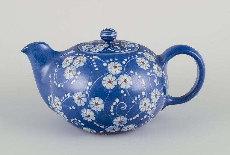 Kähler, Danmark.
Stor ”Marguerite” tekande med blå glasur.