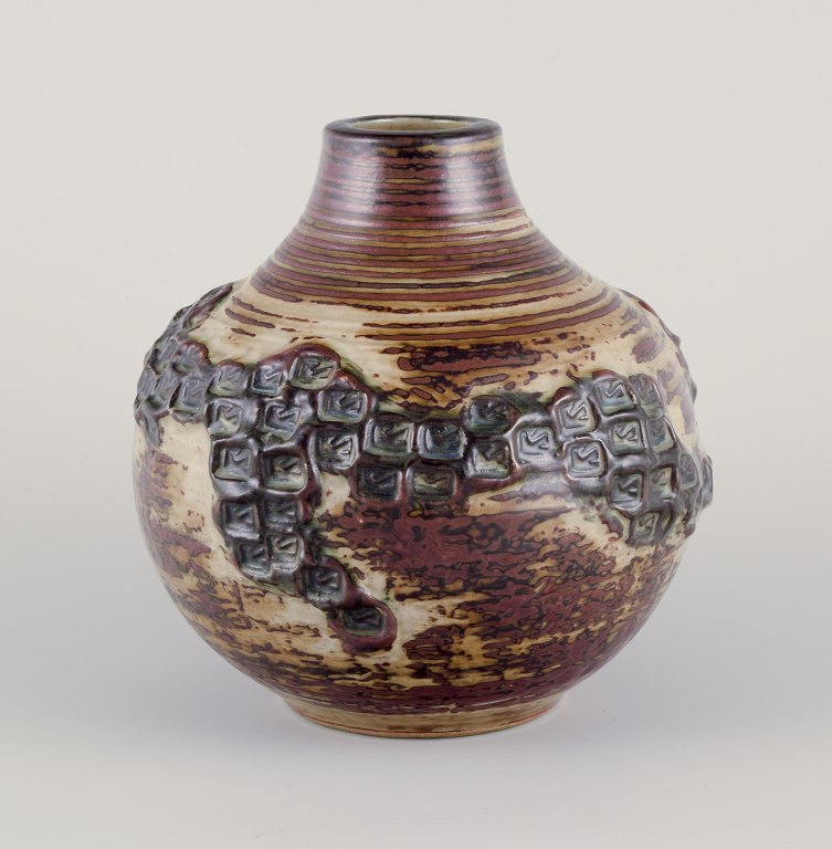 Jørgen Mogensen (1927–2004) for Royal Copenhagen.
Stor rund keramikvase.