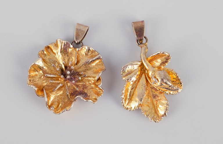 Flora Danica Jewellery, produceret hos Eggert. 
To blomster-vedhæng i forgyldt sterlingsølv.