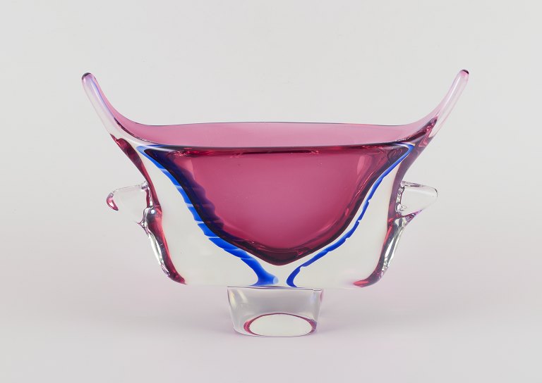 Murano, Italien. Dekorativ ”Sommerso” glasvase med hanke.
I violet, klart og blåt kunstglas.