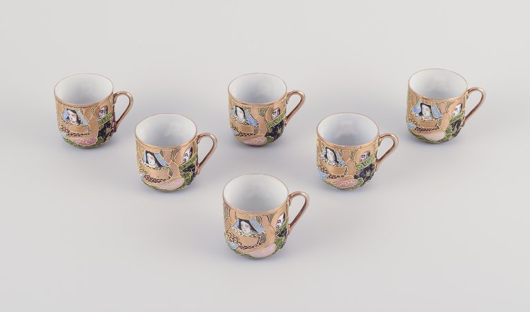 Satsuma, Japan. Seks små tekopper. Hånddekoreret porcelæn med klassiske 
scenerier.