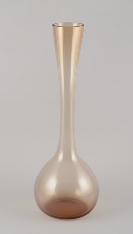Arthur Percy for Gullaskruf Glasbruk, svensk glaskunstner.
Gulvvase i røgfarvet kunstglas.
