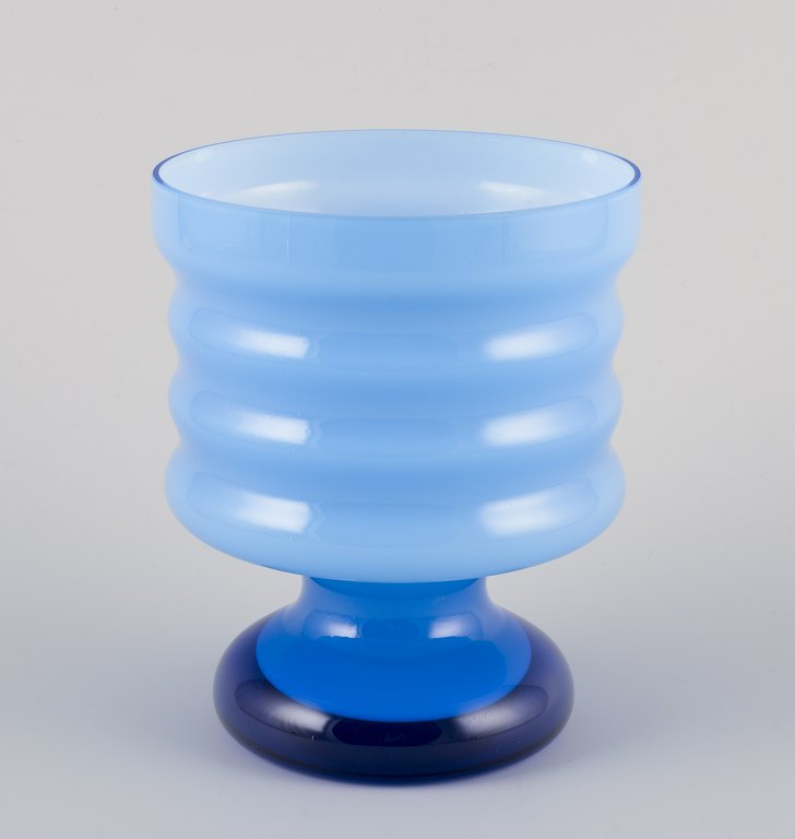 P. O. Ström (Peo Olof Ström, 1930–1992) for Alsterfors Glasbruk, svensk 
glaskunstner.
Stor kunstglasvase i bølget design.