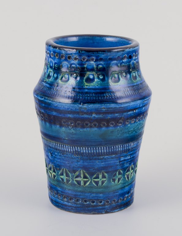 Aldo Londi for Bitossi. Vase i Rimini-blå glaseret keramik med geometriske 
mønstre.