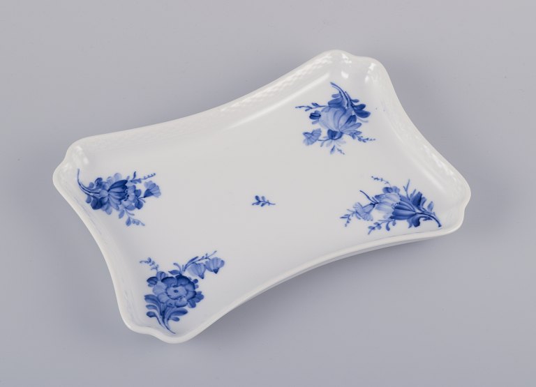 Royal Copenhagen. Blå blomst flettet. Aflang bakke i porcelæn.