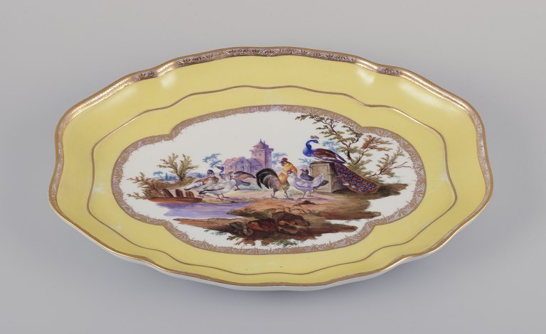 Antik Meissen bakke af porcelæn.
Håndmalet med motiv af fugle i parklandskab.