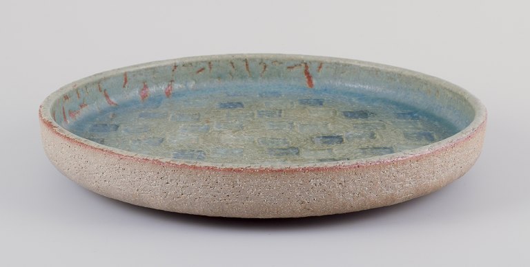 Eva Stæhr-Nielsen (1911-1976) for Saxbo. Stort fad af stentøj, dekoreret med blå 
og grøn glasur.