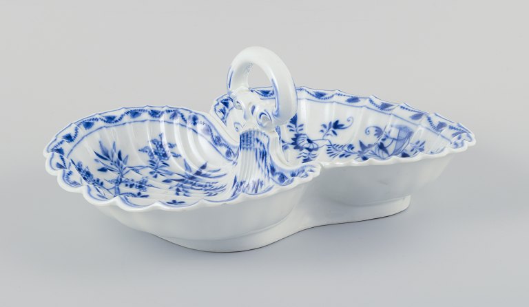 Meissen, Tyskland. Løgmønstret cabaretfad af porcelæn, todelt med hank.
