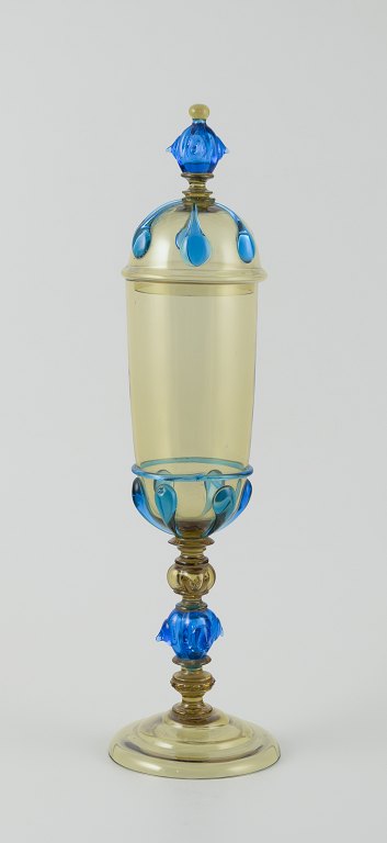 Murano, Italien. Stor pokal lågvase af blåt og røgfarvet kunstglas.