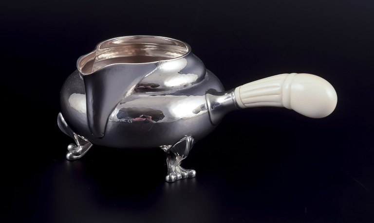 Georg Jensen Magnolia flødekande i hammerslået sterlingsølv med håndtag i ben.