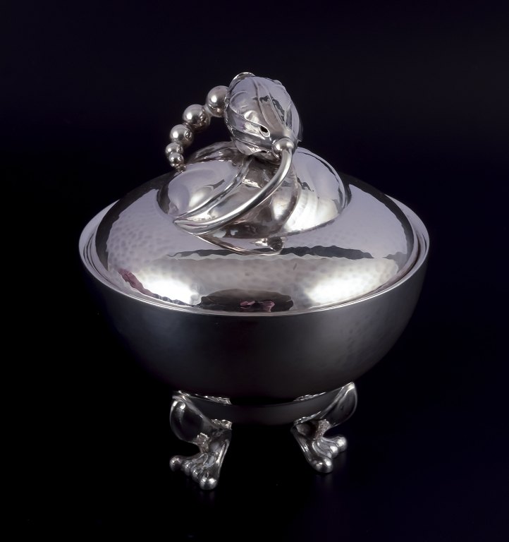 Georg Jensen Magnolia sukkerskål i hammerslået sterlingsølv.