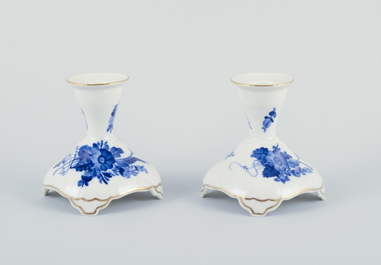 Royal Copenhagen Blå Blomst Svejfet, et par lave lysestager.