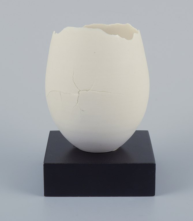 Brigitte Linde, Svensk keramiker.
Unika æg af hvidt porcelæn. På sort træsokkel.