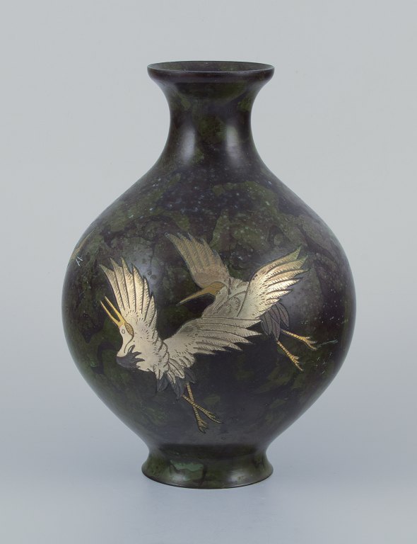 Japan, stor rund vase i messing.
Motiv af traner i sølv.