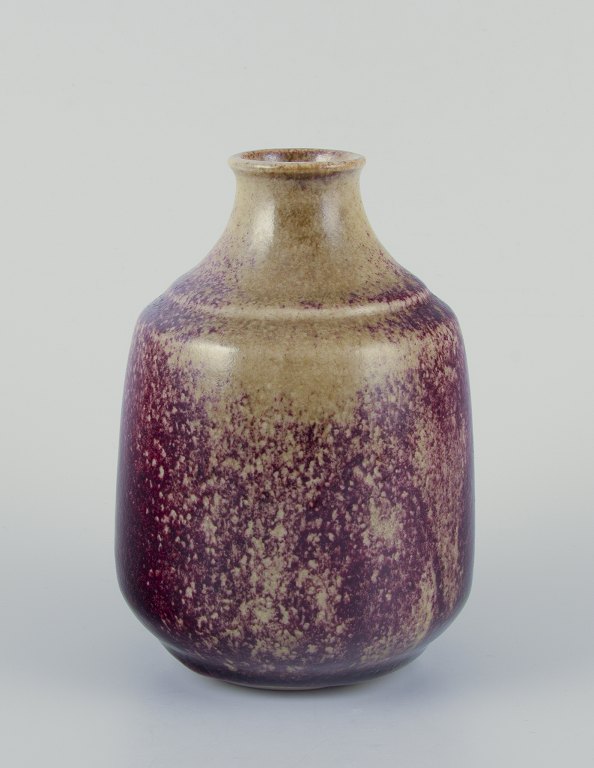 Henning Nilsson for Höganäs, Sverige.
Unika vase af stentøj. Hånddrejet, håndglaseret.