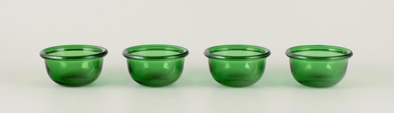 Kaj Franck for Nuutajärvi glasværk , finsk glaskunstner.
Et sæt på fire ”Luna” skylleskåle i grønt kunstglas.