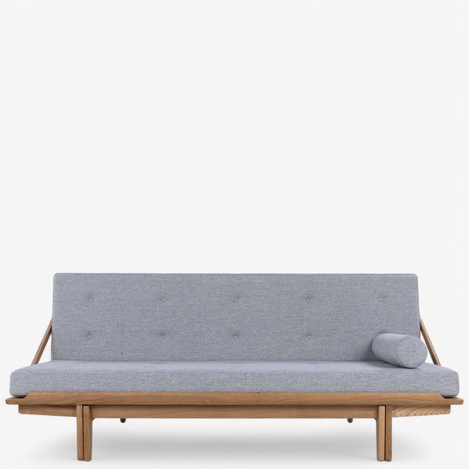 Poul Volther / Klassik Studio.
Volther Daybed with oiled oak frame and textile cushion - Hallingdal 65 (color: 
116).
Availability: 6-8 weeks
