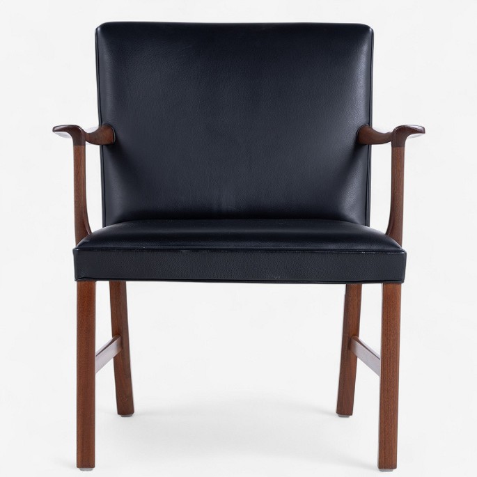Ole Wanscher / A.J. Iversen
Armchair in mahogany and black leather.
1 pc. in stock
