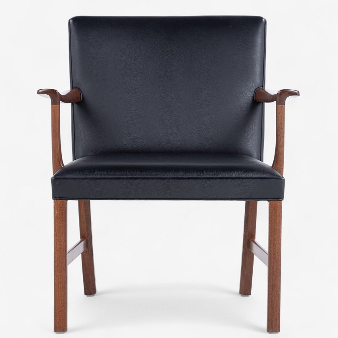 Ole Wanscher / A.J. Iversen
Armchair in mahogany and black leather.
1 pc. in stock
