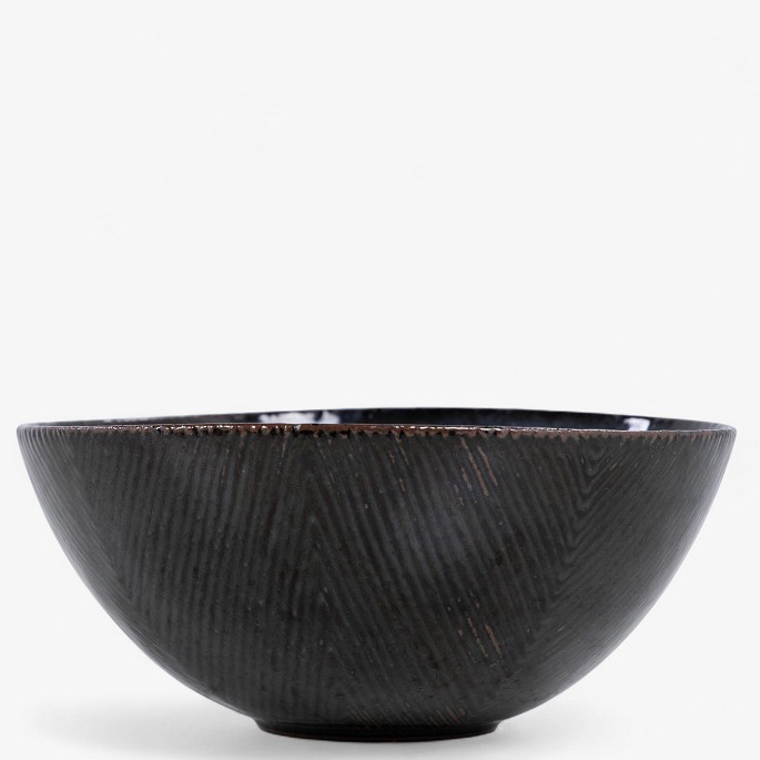 Axel Salto / Royal Copenhagen.
Stoneware bowl with fluted butterfly wing glaze. Signed.
1 pc. in stock
