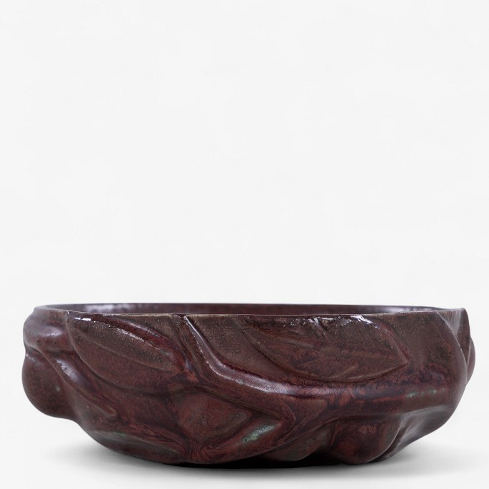 Axel Salto / Royal Copenhagen.
Skål i stentøj med modellerede frugter i okseblodsglasur. Signeret.
1 stk. på lager
