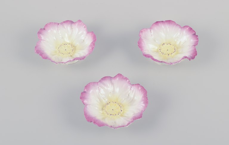 Tre små franske Art Nouveau skåle i fajance.
Blomstermotiv. Håndmalet i gult og lyserødt.