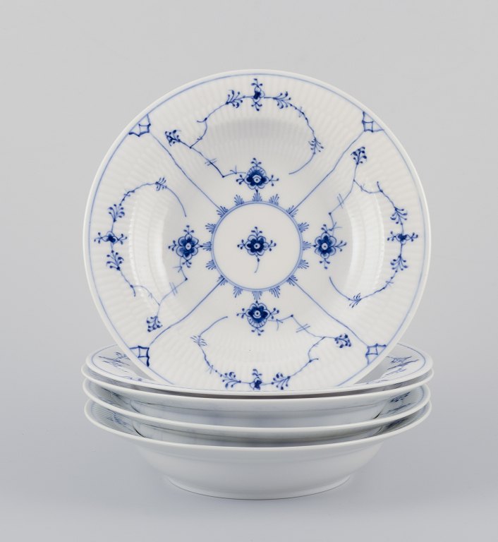 Royal Copenhagen Musselmalet Riflet.
Et sæt på fem dybe tallerkener.
