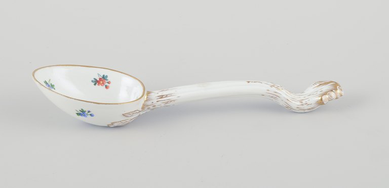 Meissen, Tyskland. Stor antik ske af porcelæn.