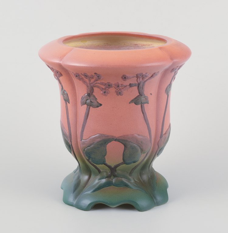Ipsens Enke, keramikvase med glasur i orange og grønne toner.
Blomstermotiver i relief.