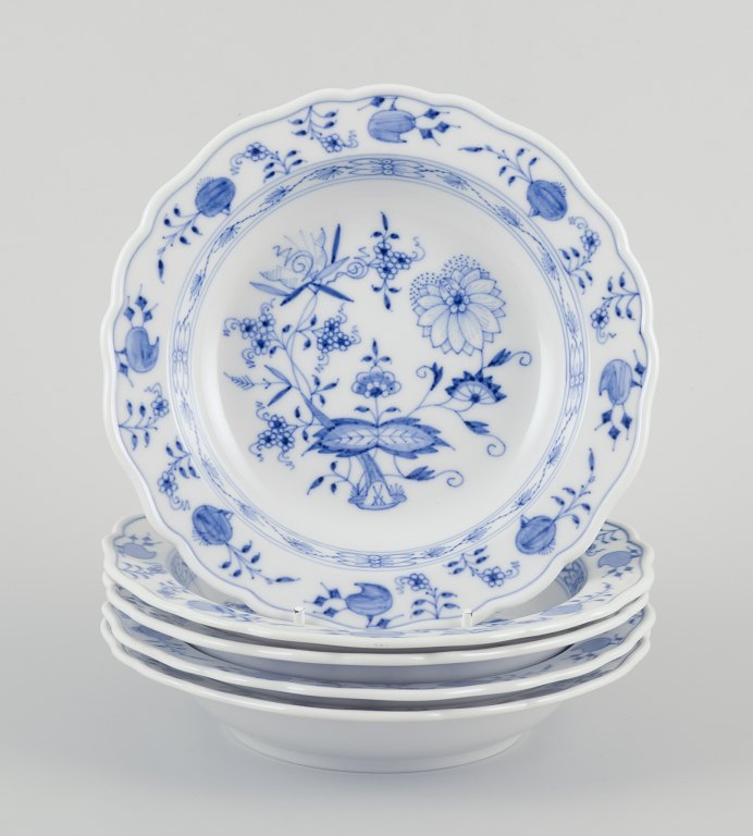 Meissen, Tyskland. Et sæt på fem små løgmønstrede tallerkener af porcelæn.