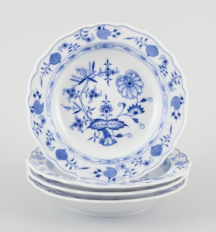 Meissen, Tyskland. Et sæt på fire små løgmønstrede tallerkener af porcelæn.
