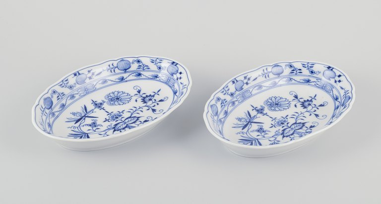 Meissen, Tyskland. To ovale løgmønstrede skåle af porcelæn.