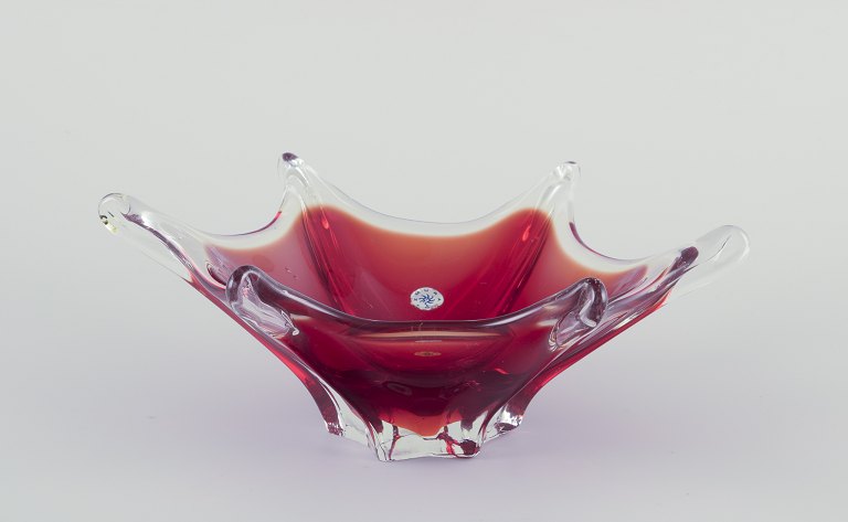 Murano, Italien.
Kunstglasskål i mørkerødt og klart glas.