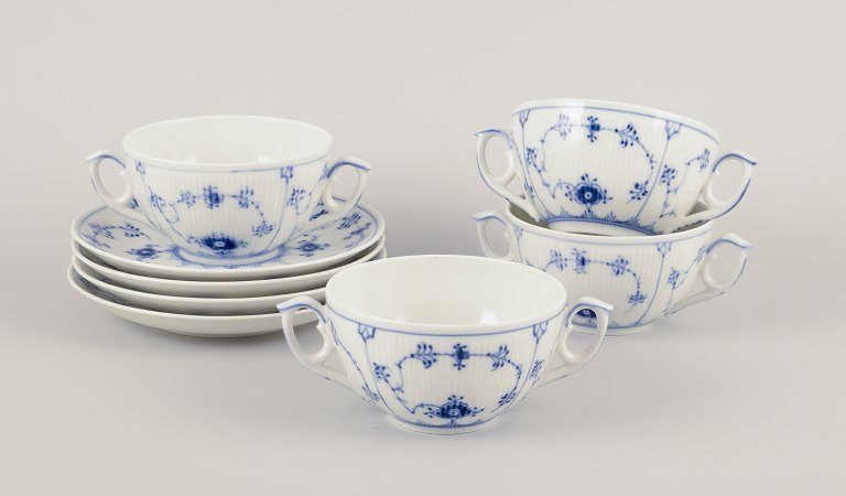 Royal Copenhagen Musselmalet Riflet.
Et sæt på fire bouillonkopper med tilhørende underkopper.