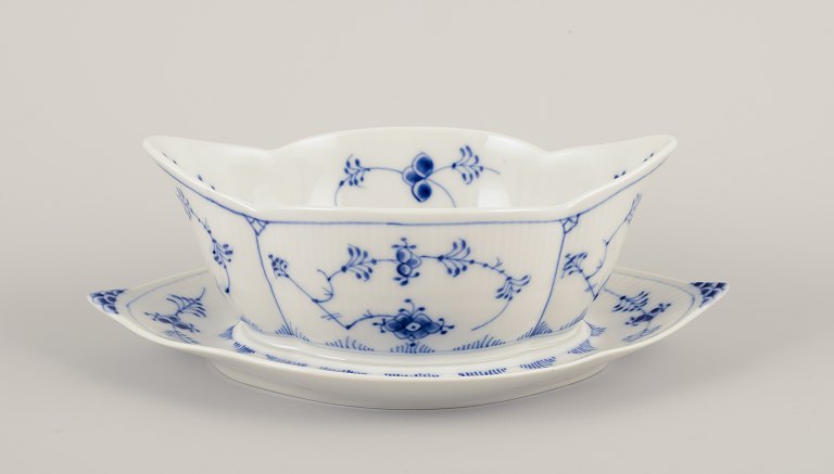 Royal Copenhagen Musselmalet Riflet.
Sovsekande på fod.
Håndmalet i blåt.