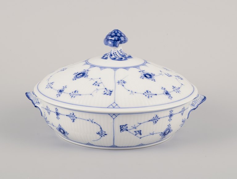 Royal Copenhagen Musselmalet Riflet. 
Rund lågterrin håndmalet i blåt.