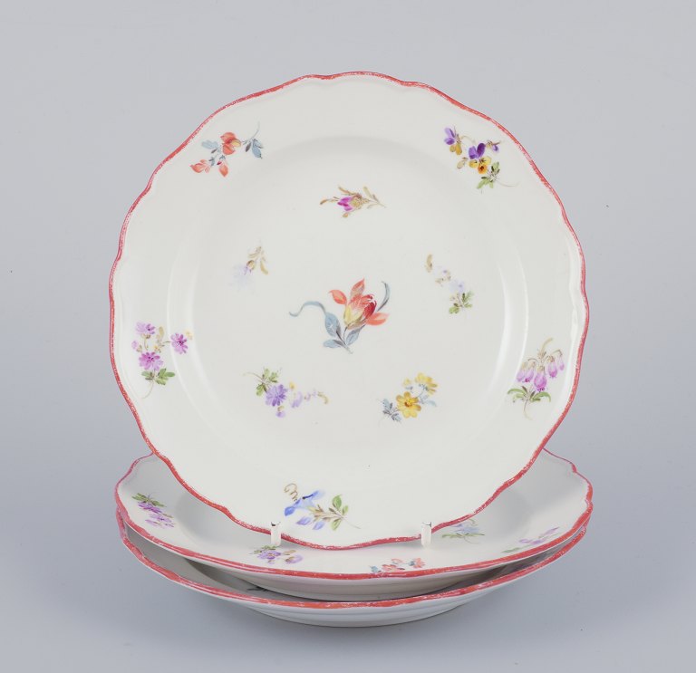 Meissen, Tyskland. 
Et sæt på tre små antikke tallerkener af porcelæn.