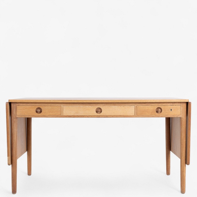 Hans J. Wegner / Andreas Tuck.
AT 305 - Skrivebord i egetræ med to klapper og tre skuffer.
1 stk. på lager
