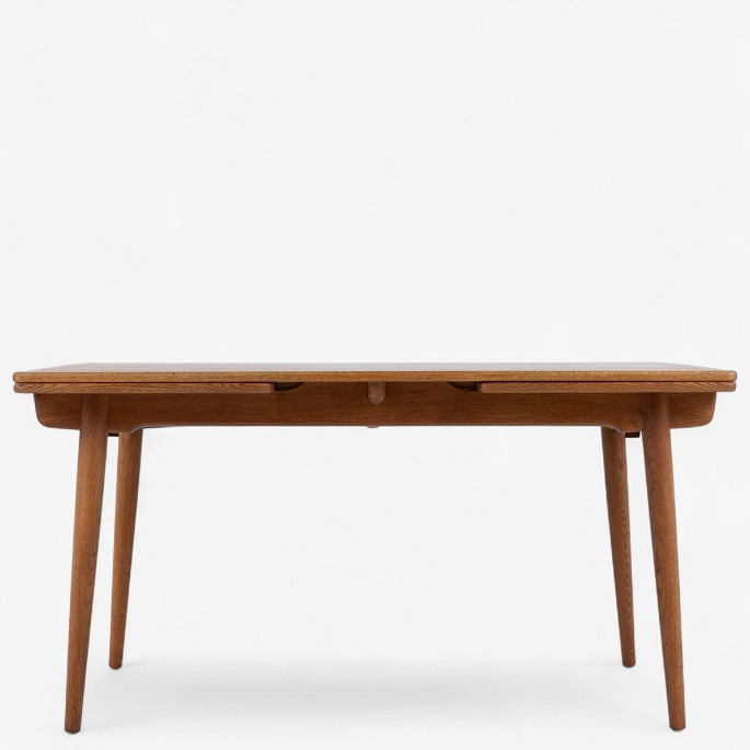 Hans J. Wegner / Andreas Tuck.
AT 312 - Spisebord i patineret egetræ med hollands udtræk. Stemplet fra 
producent.
1 stk. på lager
