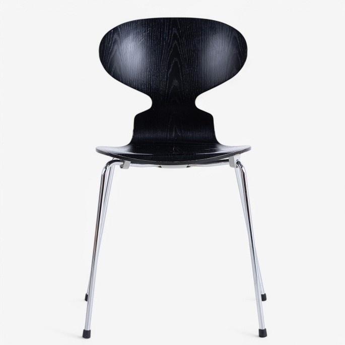 Arne Jacobsen
AJ 3100 - Sortlaseret myrestol med stel i stål. Den angivne pris gælder for den 
viste version, som fremstår originale og sortlaseret.
Kontakt os vedr. lagerstatus
