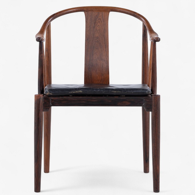 Hans J. Wegner / Fritz Hansen.
Kinastol i Rio-palisander med hynde i patineret sort læder.
1 stk. på lager
