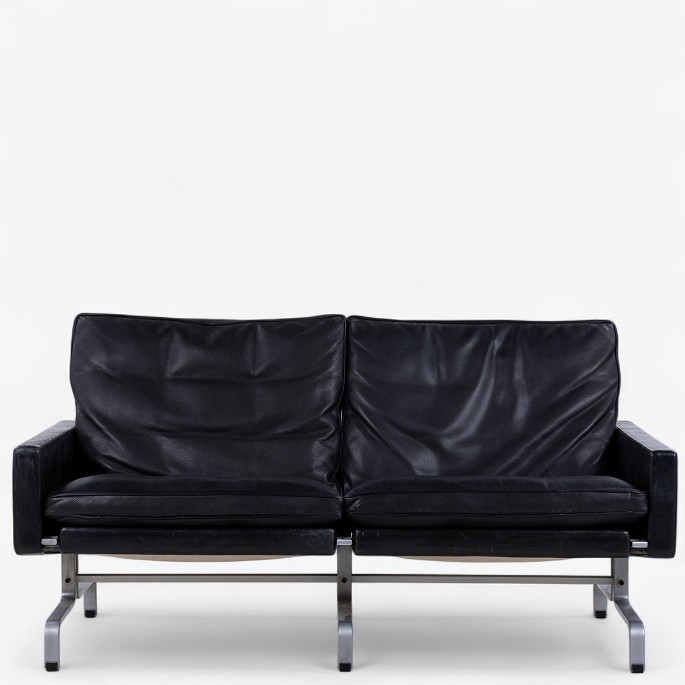 Poul Kjærholm / E. Kold Christensen.
PK 31/2 - 2 pers. sofa i patineret sort læder med stel i stål.
1 stk. på lager
