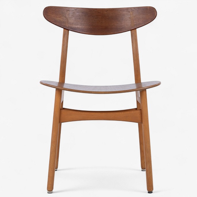 Hans J. Wegner / Carl Hansen & Søn.
CH 30 - Spisestol med stel i patineret bøg og kopstykke i teak.
1 stk. på lager
