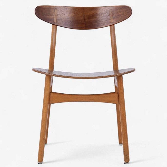 Hans J. Wegner / Carl Hansen & Søn.
CH 30 - Spisestol med stel i patineret bøg og kopstykke i teak.
