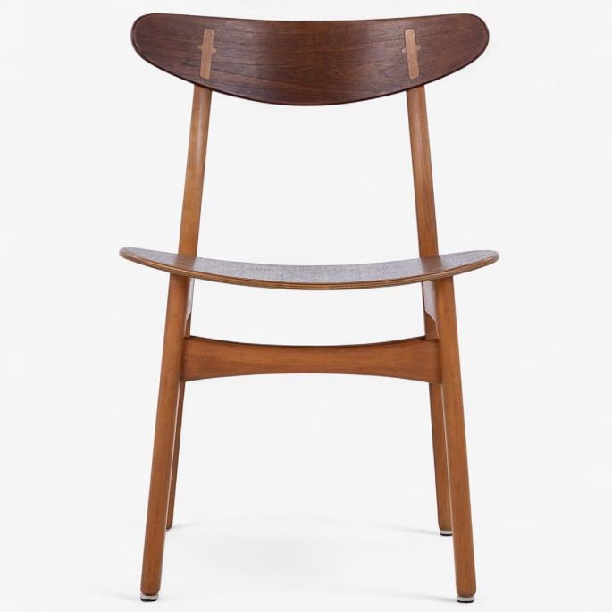 Hans J. Wegner / Carl Hansen & Søn.
CH 30 - Spisestol med stel i patineret bøg og kopstykke i teak.
1 stk. på lager
