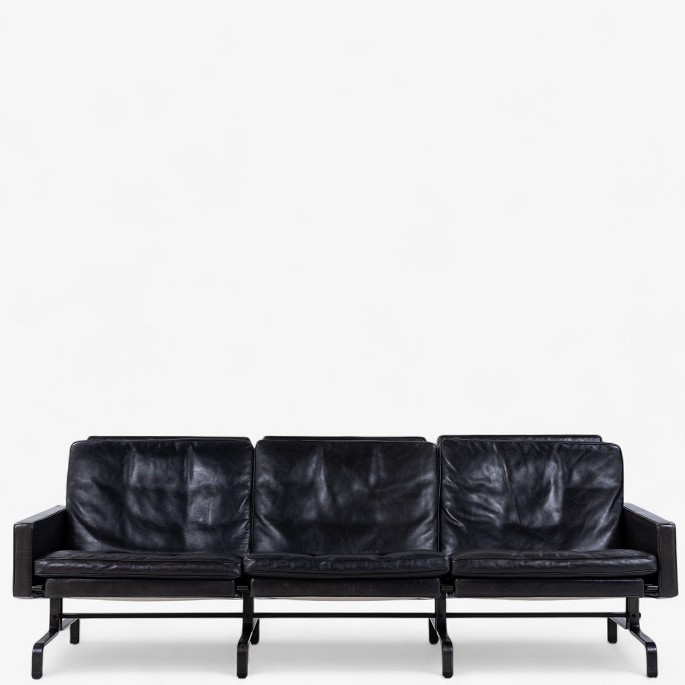 Poul Kjærholm / E. Kold Christensen
PK 31/3 - 3 pers. sofa i patineret sort læder og stel i sortoxideret stål. 
Stemplet fra producenten.
1 stk. på lager
