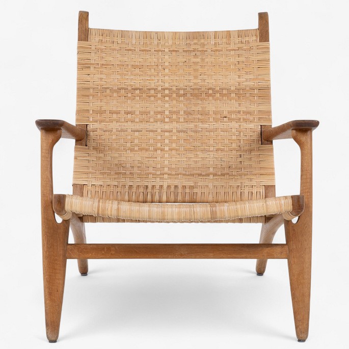 Hans J. Wegner / Carl Hansen & Son.
CH 27 - Armchair in patinated oak with back and seat in wicker.
1 pc. in stock
