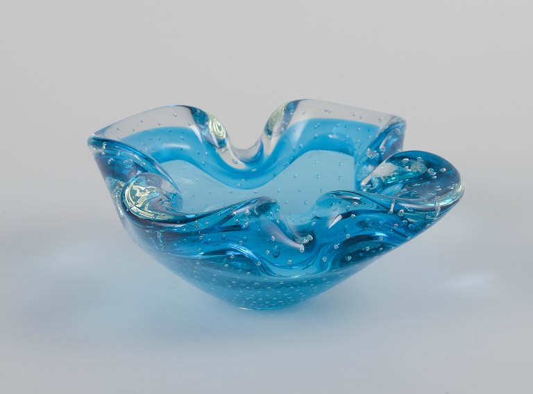 Archimede Seguso for Murano, Italien. Skål i azurblå kunstglas med klar kant.