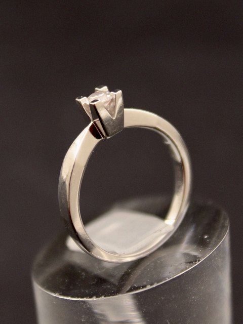 14 karat hvidguld ring  med diamant